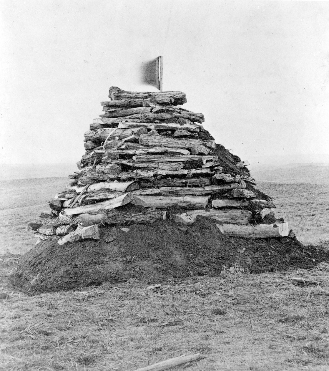 Monument som inneholder bein på Custer
