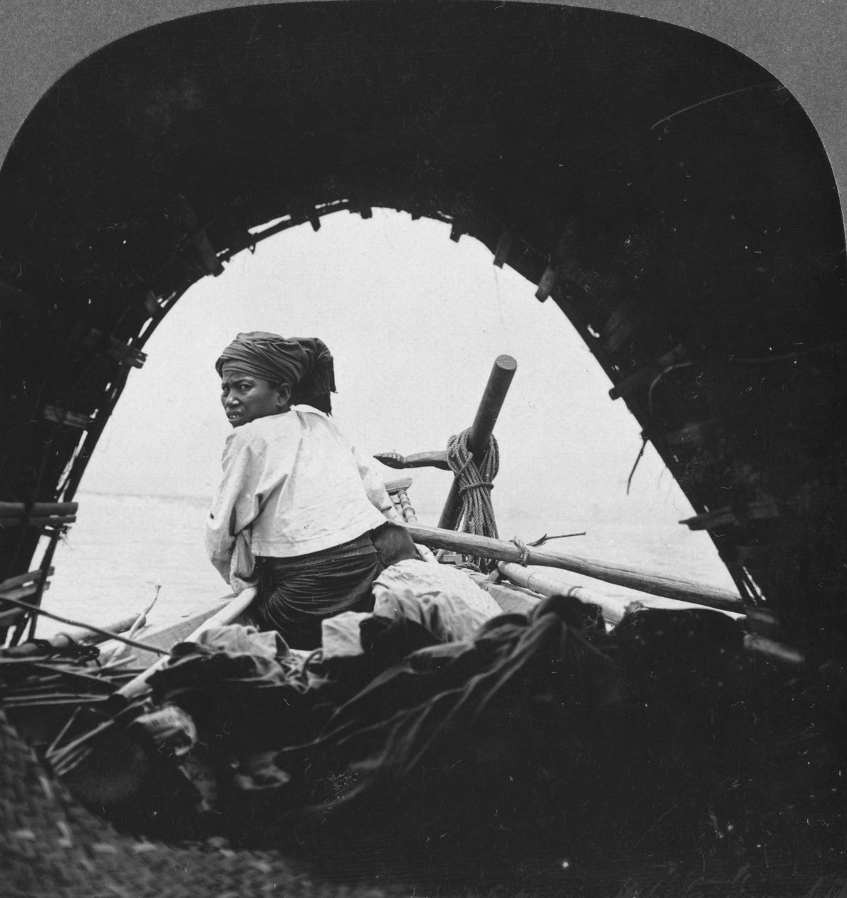 En båtmann på Irrawaddy-elven, Burma, 1908 av Stereo Travel Co