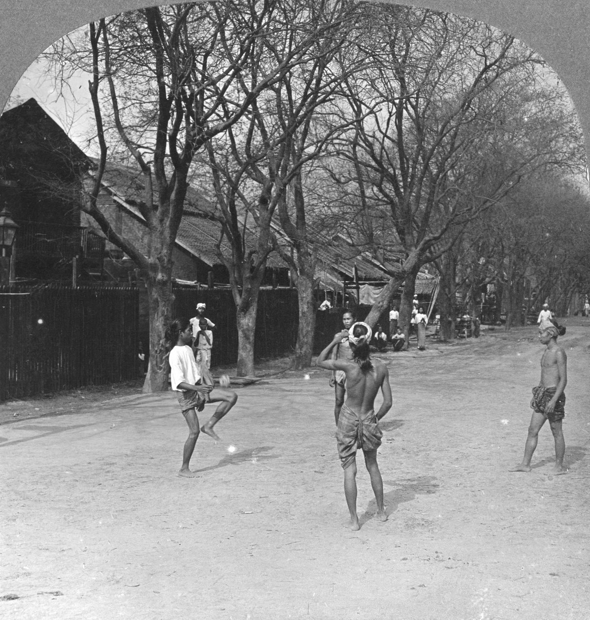 Et innfødt ballspill i Burma, 1908 av Stereo Travel Co