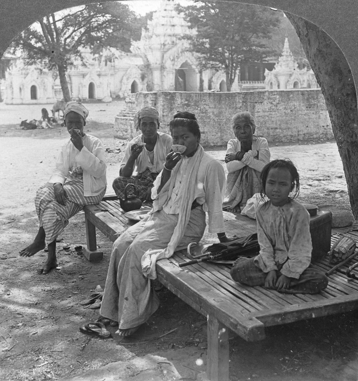 En sosial drink kaffe, Mandalay, Burma, 1908. av Stereo Travel Co