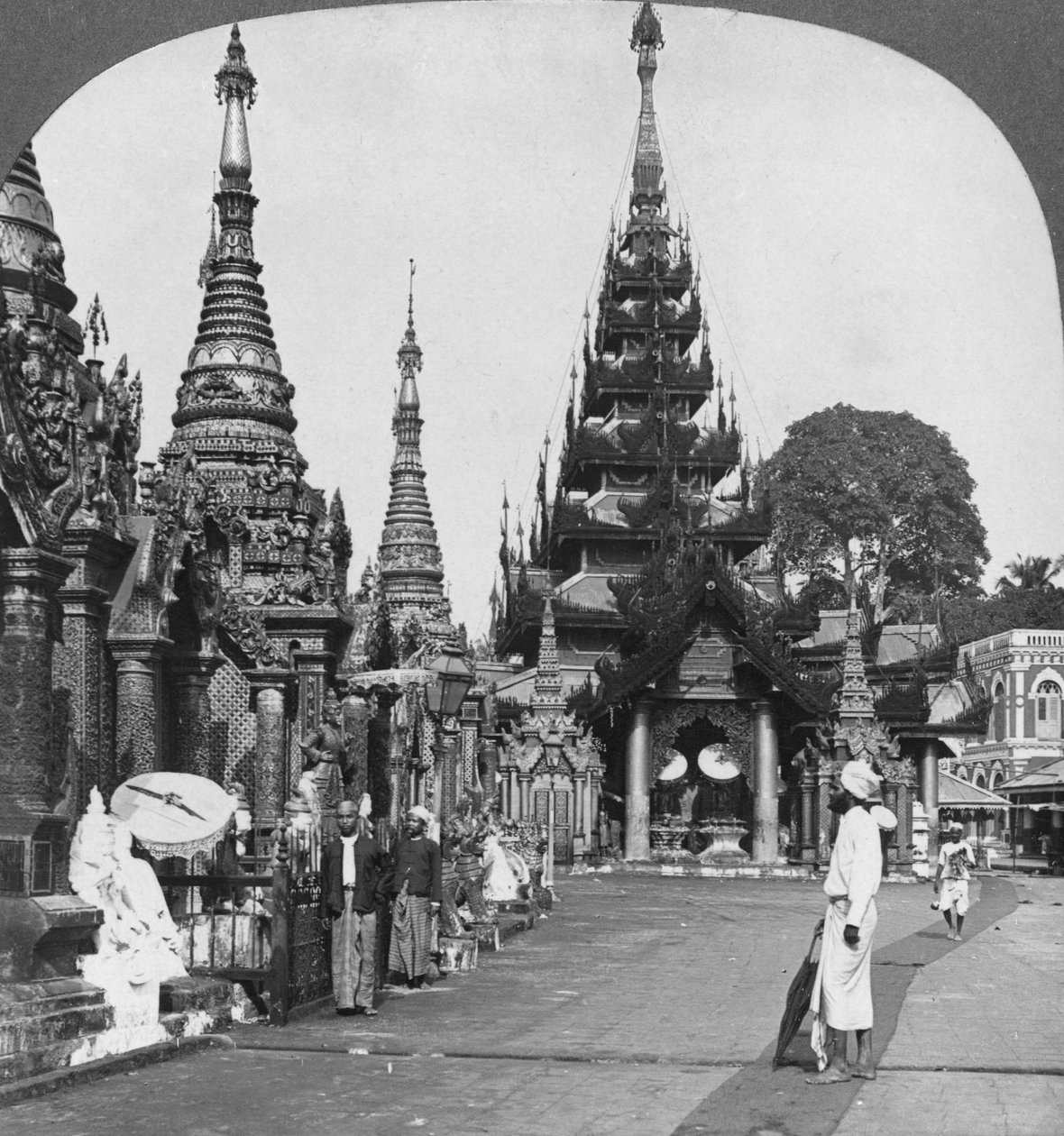 Langs plattformen til den sørlige oppstigningen, Shwedagon Pagoda, Rangoon, Burma, 1908 av Stereo Travel Co