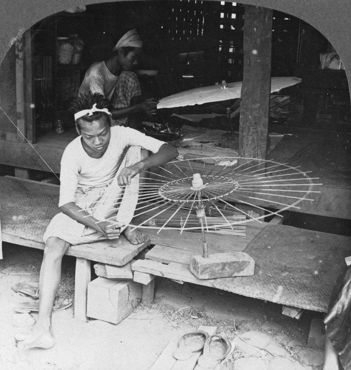 Gutter som lager den innfødte paraplyen, Burma, 1908 av Stereo Travel Co