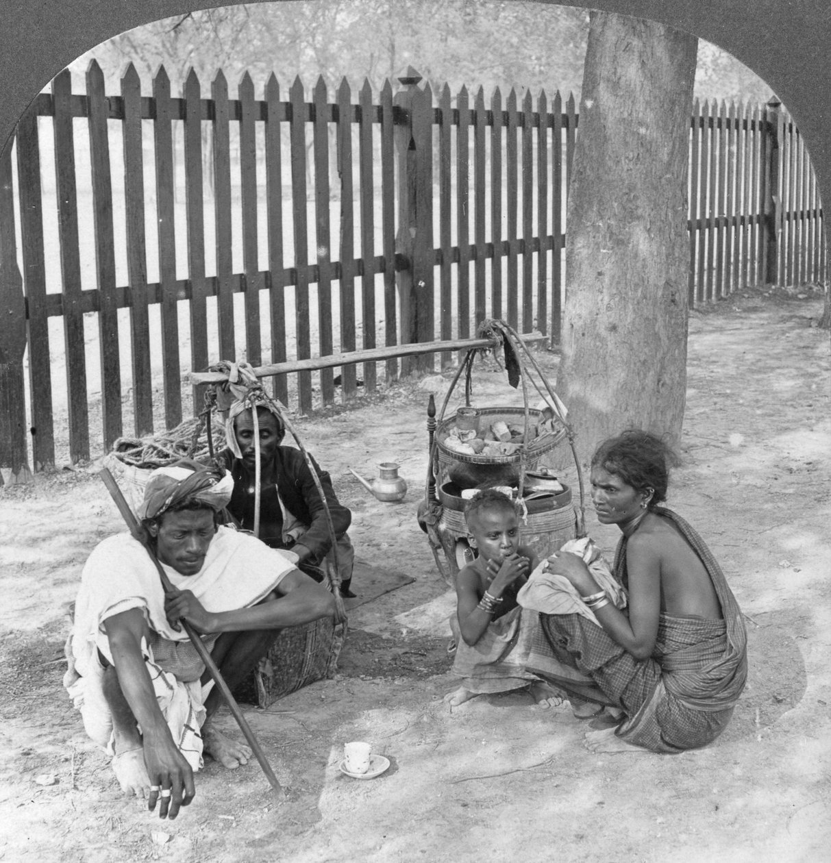 Frokost ved veikanten nær Mandalay, Burma, 1908. av Stereo Travel Co