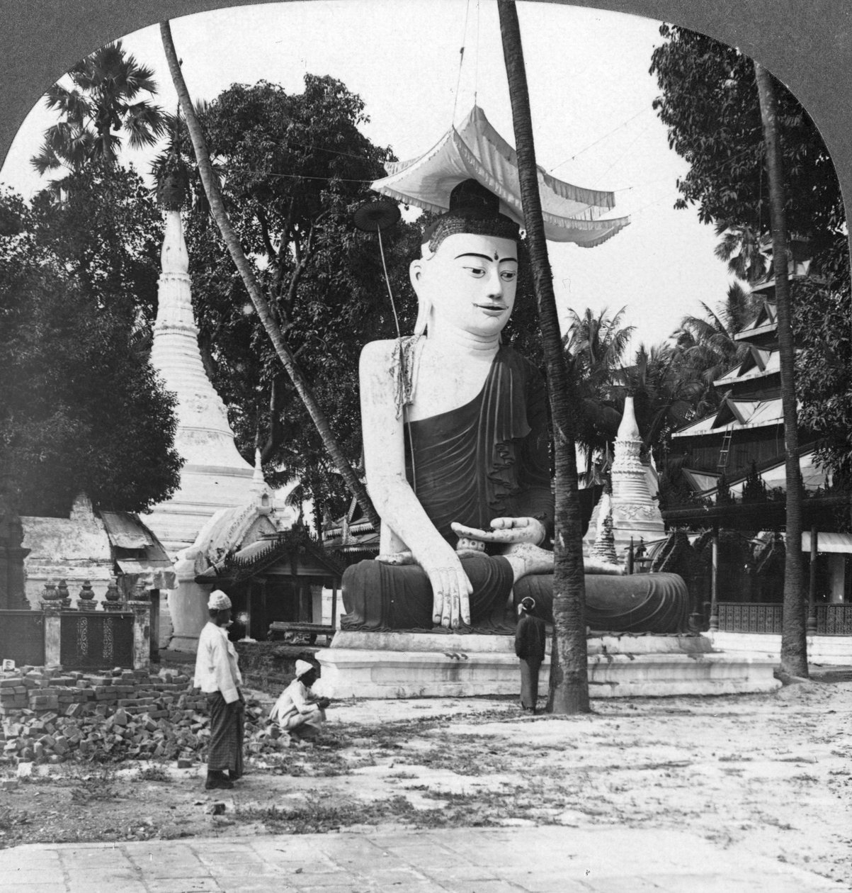 Buddha-statue, Shwedagon Pagoda, Rangoon, Burma, 1908 av Stereo Travel Co