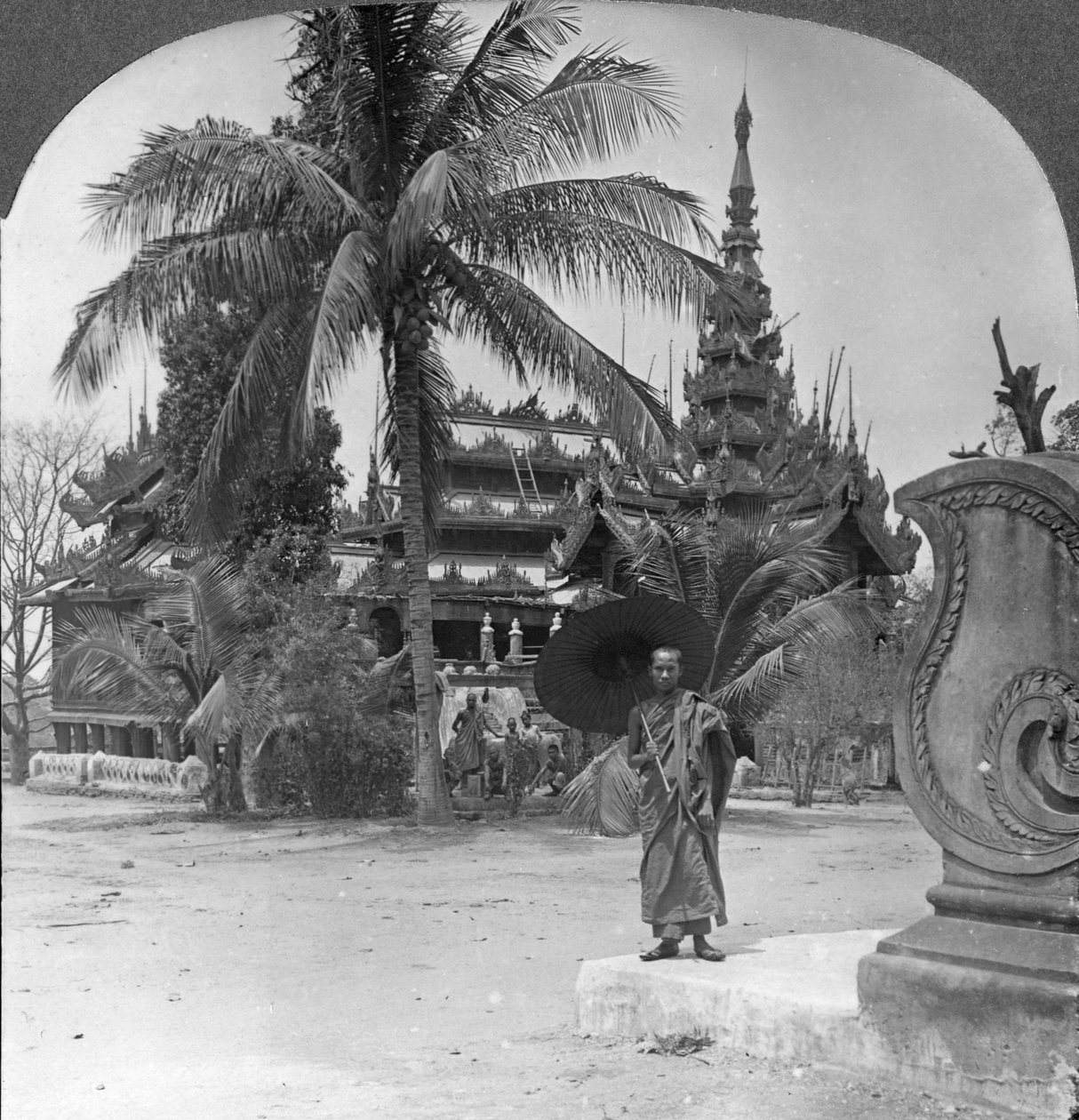 Buddhistkloster brukt som prestehjem og skole, Mandalay, Burma, 1908 av Stereo Travel Co