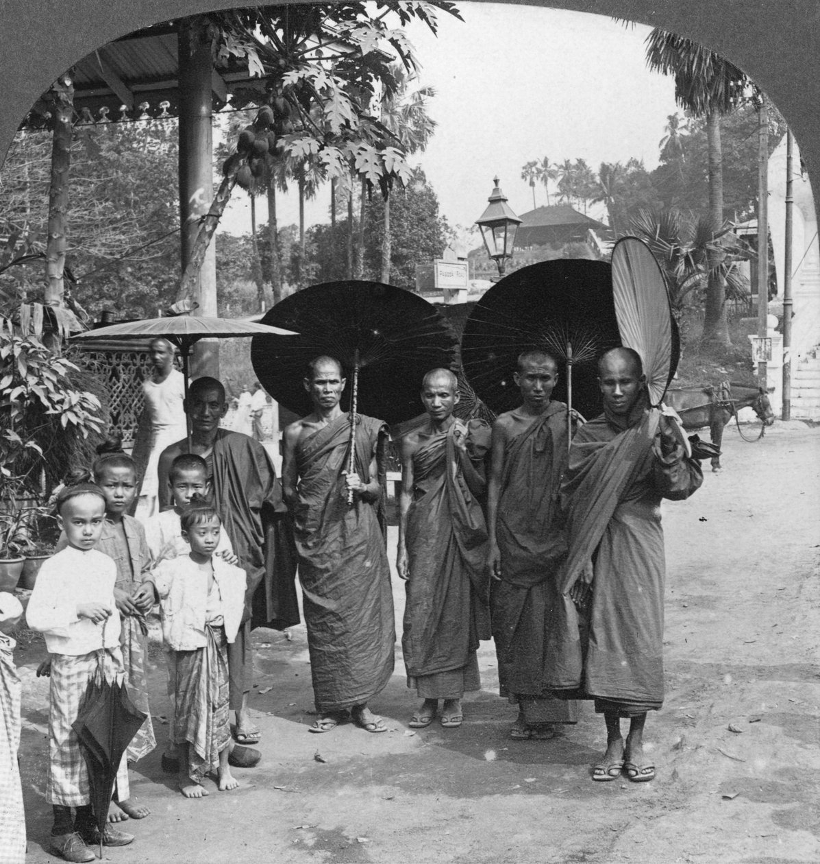 Buddhistiske munker med parasoller og vifter, Rangoon, Burma, 1908 av Stereo Travel Co