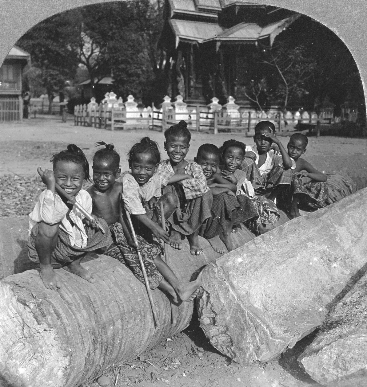 Burmesiske barn sitter på en palmestokk, Burma, 1908 av Stereo Travel Co