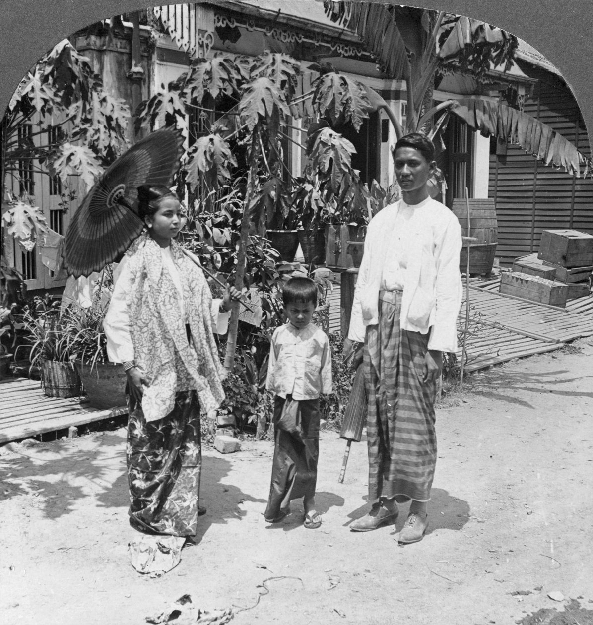 Burmesisk familie, Rangoon, Burma, 1908 av Stereo Travel Co