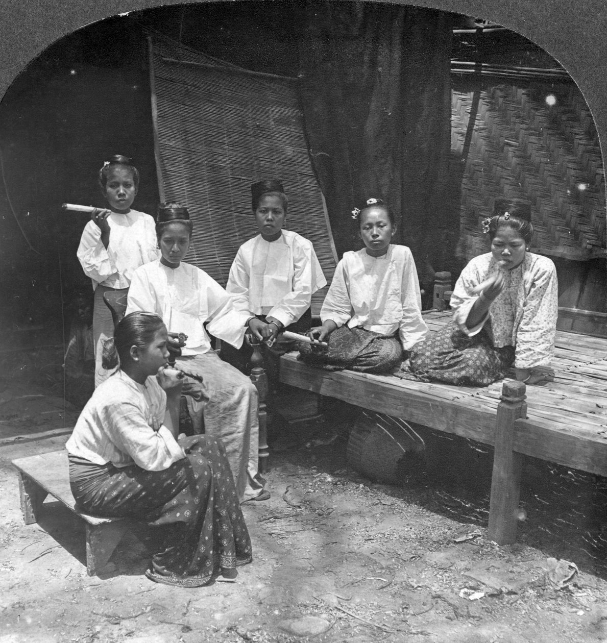 Burmesiske kvinner som røyker utenfor hjemmet sitt, Mandalay, Burma, 1908. av Stereo Travel Co
