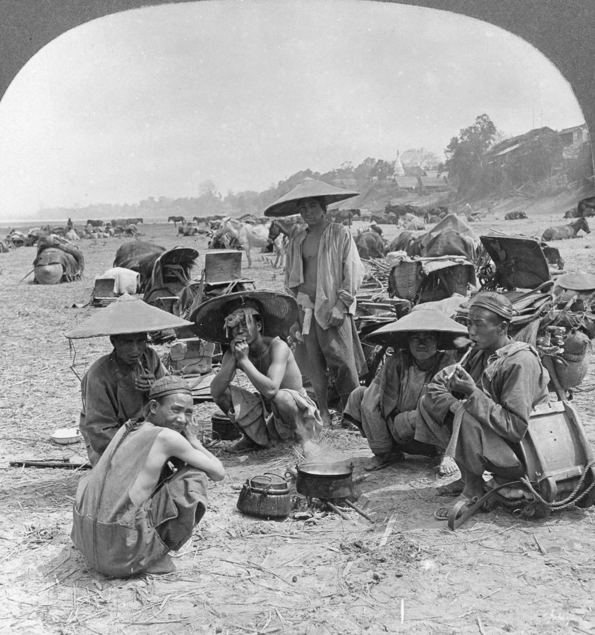 Caravan på vei til Kina-camping i Bhamo, Burma, 1908 av Stereo Travel Co