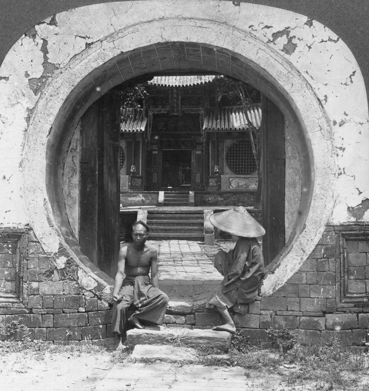 Nysgjerrig inngangsport, inngang til et joss-hus, Bhamo, Burma, 1908 av Stereo Travel Co