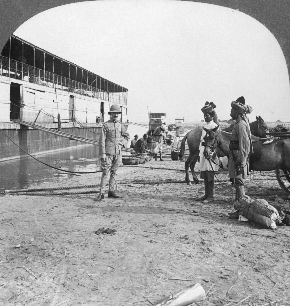 Engelsk offiser og innfødte soldater, Bhamo, Burma, 1908 av Stereo Travel Co