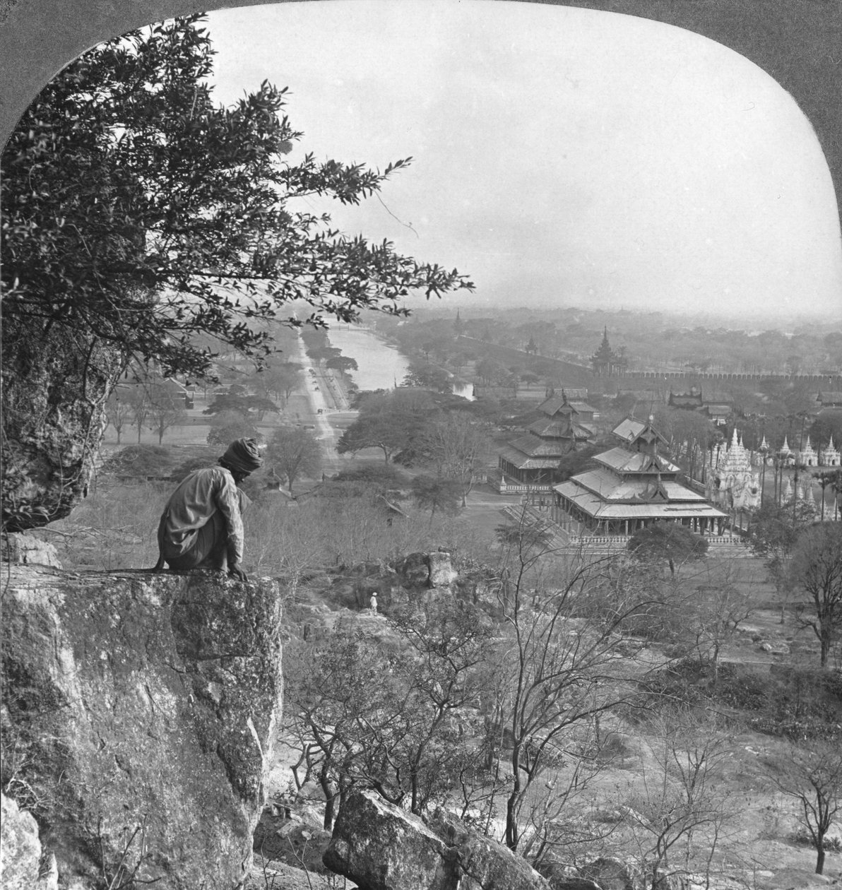 Generell utsikt over Mandalay, Burma, som viser fortmuren, 1908 av Stereo Travel Co