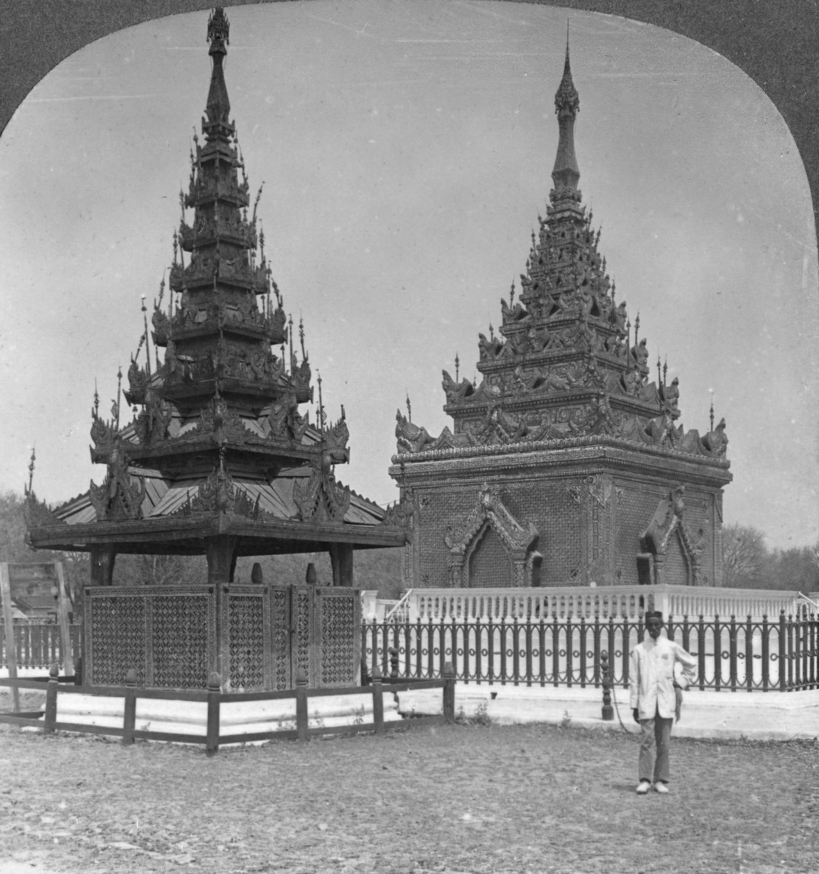 King Mindons Tomb, Royal Palace, Mandalay, Burma, 1908 av Stereo Travel Co