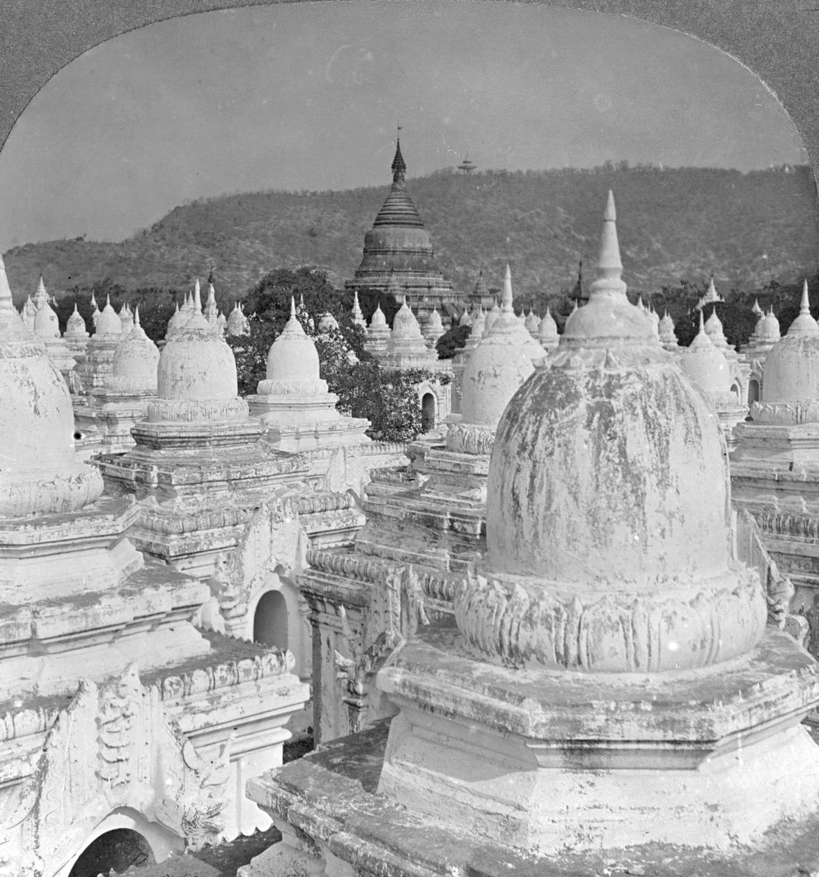 Ser over de 450 pagodene i Mandalay, Burma, 1908 av Stereo Travel Co