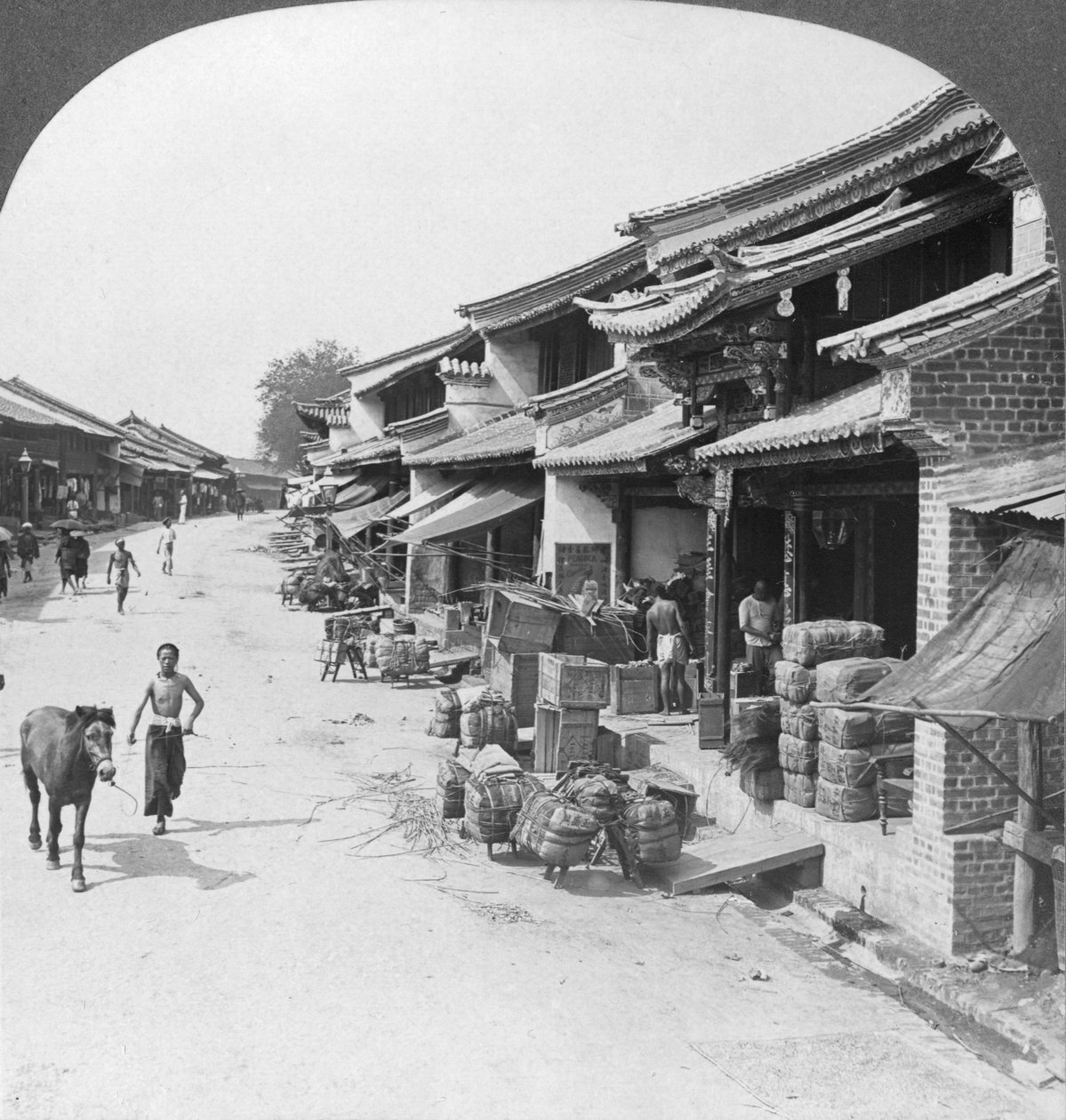 Hovedforretningsgate i det kinesiske kvarteret, Bhamo, Burma, 1908 av Stereo Travel Co