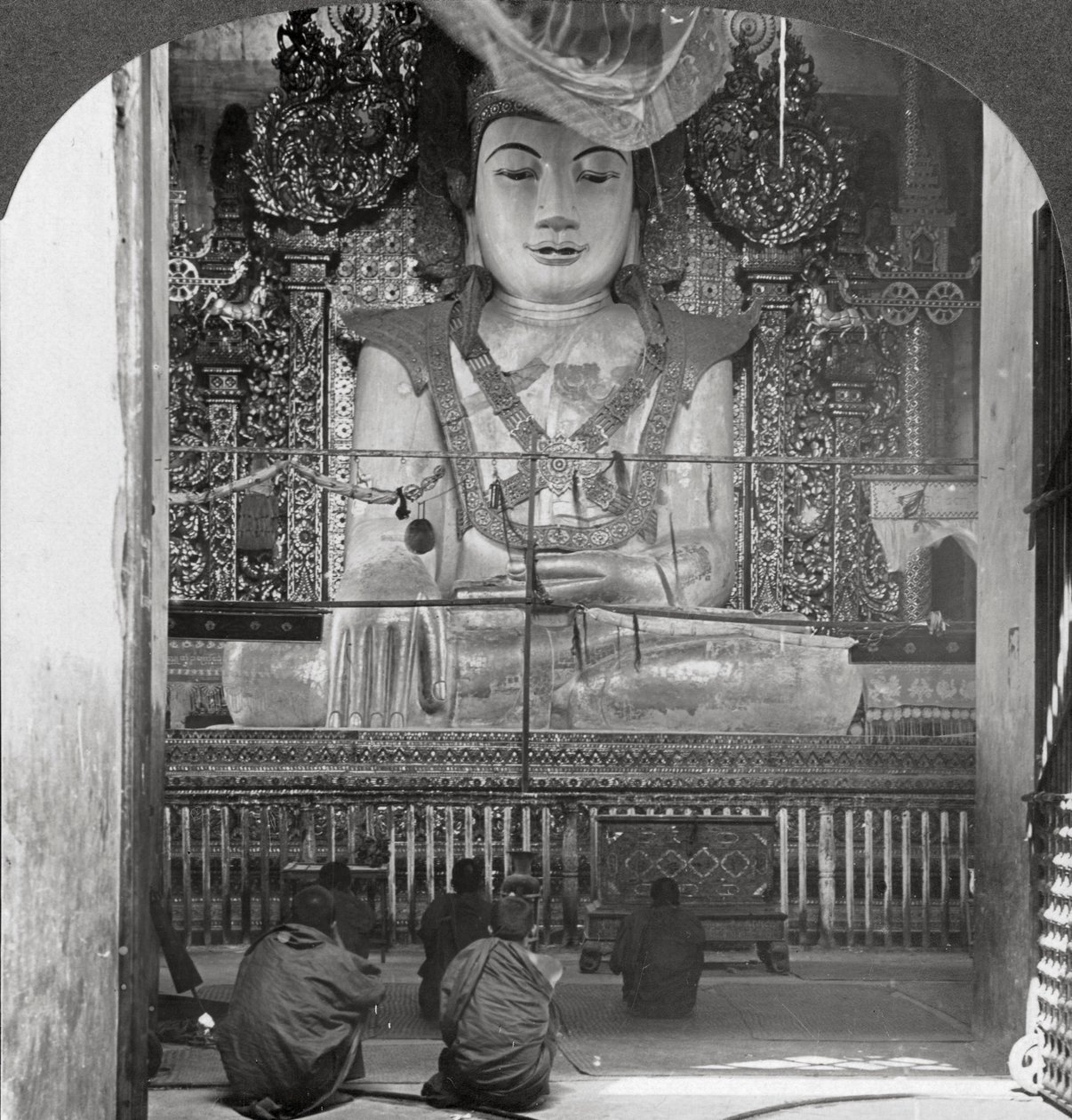 Marmor Buddha i en pagode, Mandalay, Burma, 1908. av Stereo Travel Co