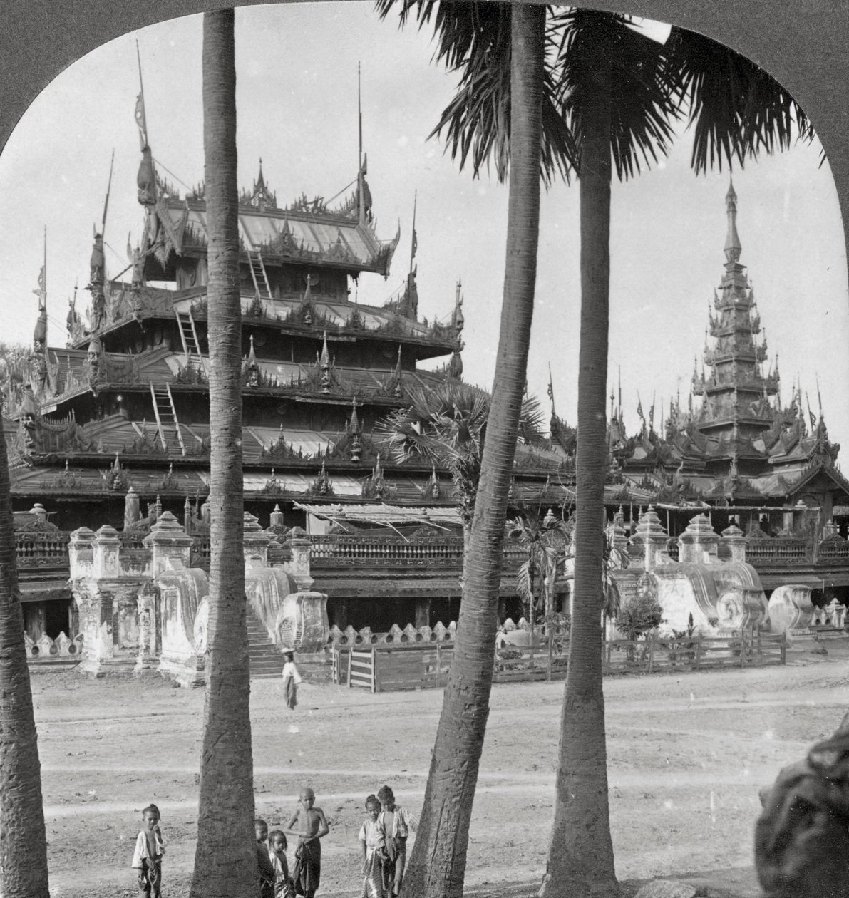 Pagan Kings tempel nær Aindow Yak Pagoda, Mandalay, Burma, 1908. av Stereo Travel Co