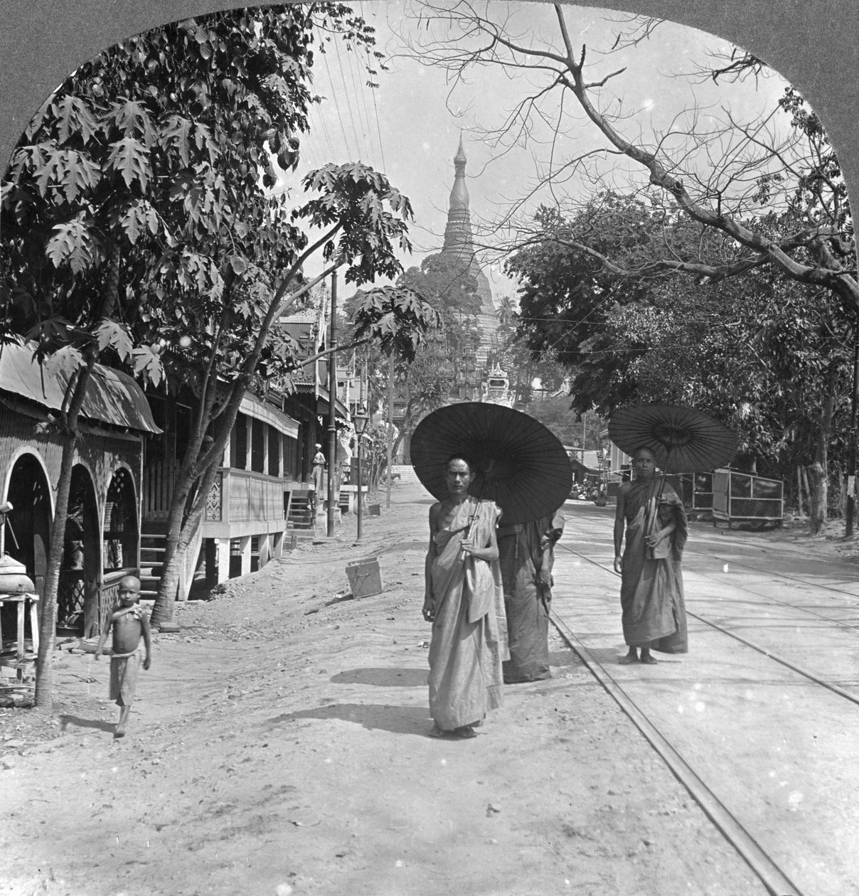 Pagoda Road til Shwedagon Pagoda, Rangoon, Burma, 1908 av Stereo Travel Co