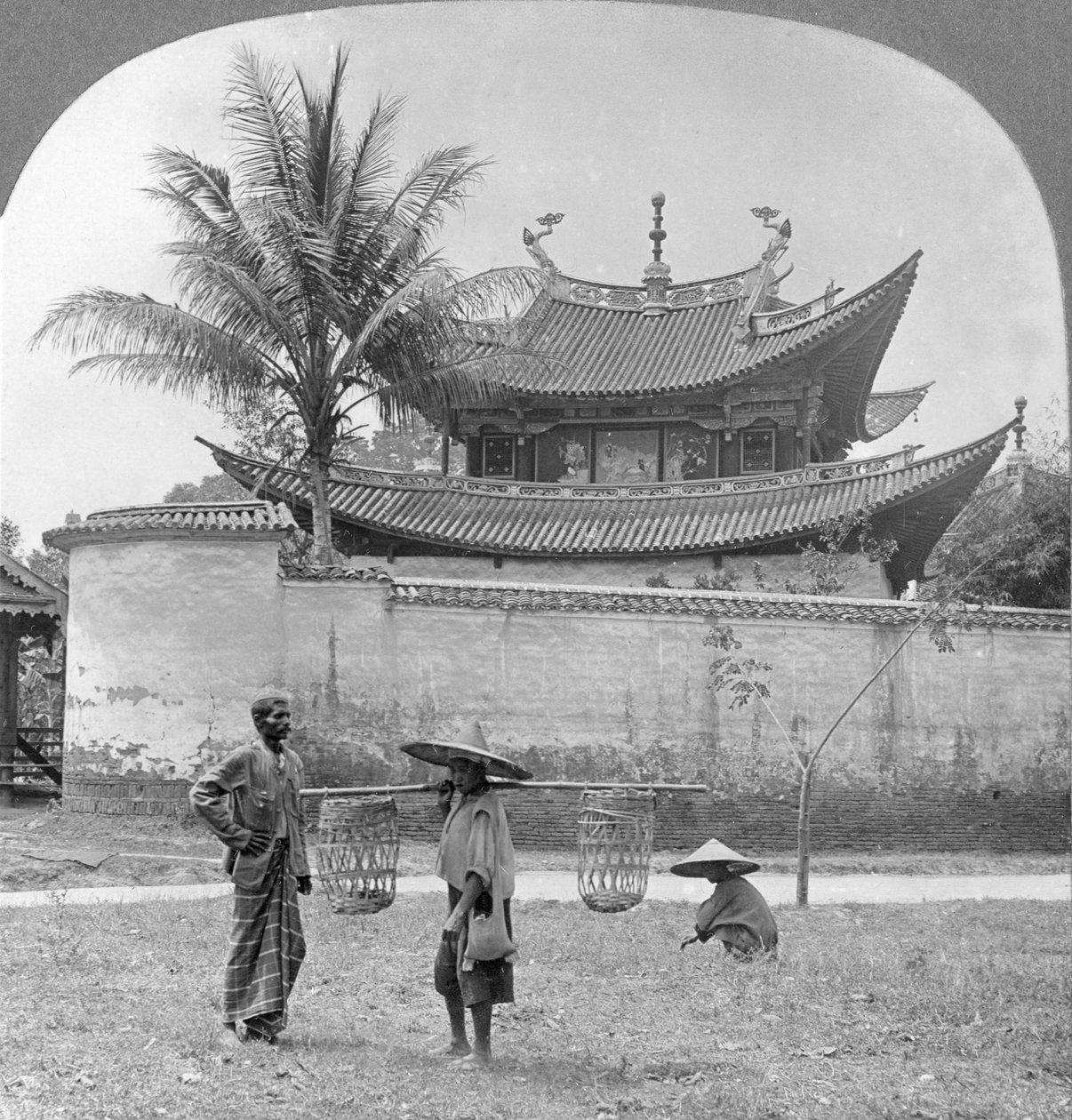 Pittoresk kinesisk joss-hus, Bhamo, Burma, 1908 av Stereo Travel Co