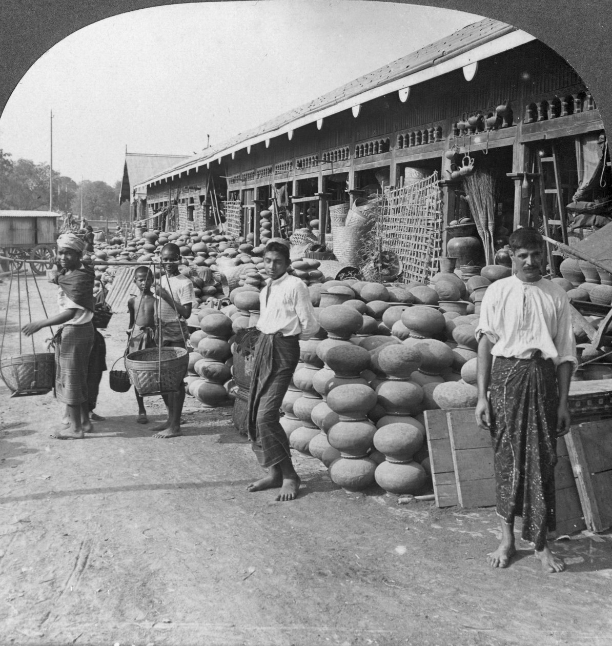 Keramikkbutikk på en gate i Mandalay, Burma, 1908. av Stereo Travel Co
