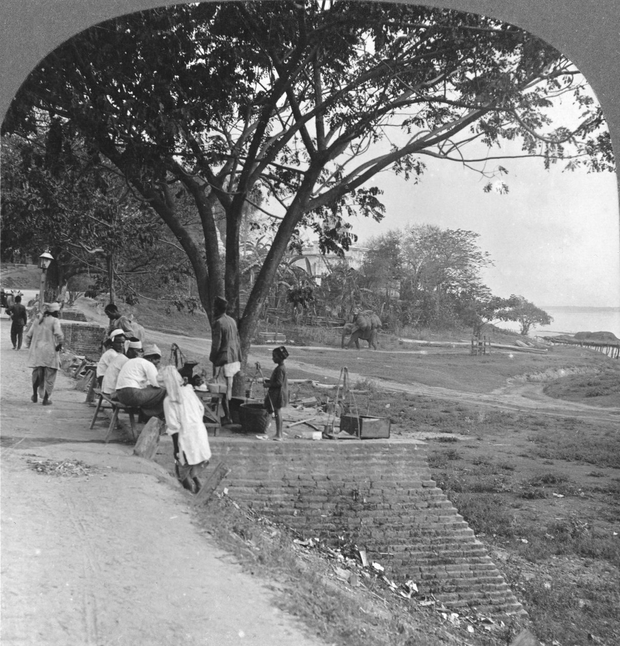 Elvefronten og bredden, Bhamo, Burma, 1908 av Stereo Travel Co
