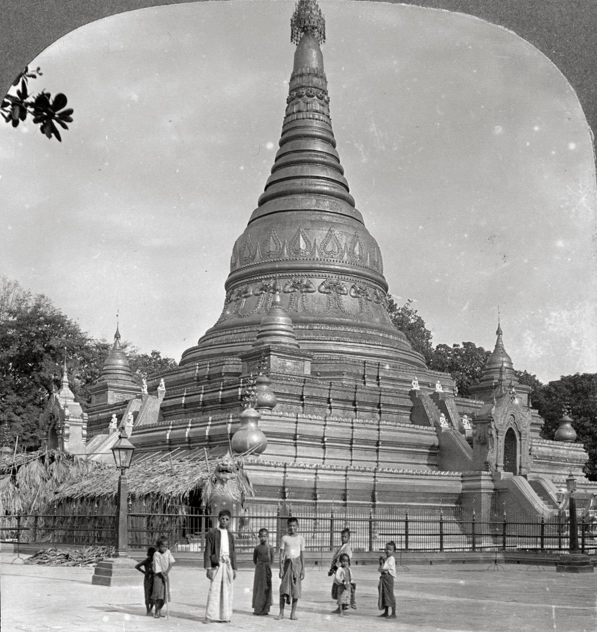 Aindow Yak Pagoda, Mandalay, Burma, 1908. av Stereo Travel Co