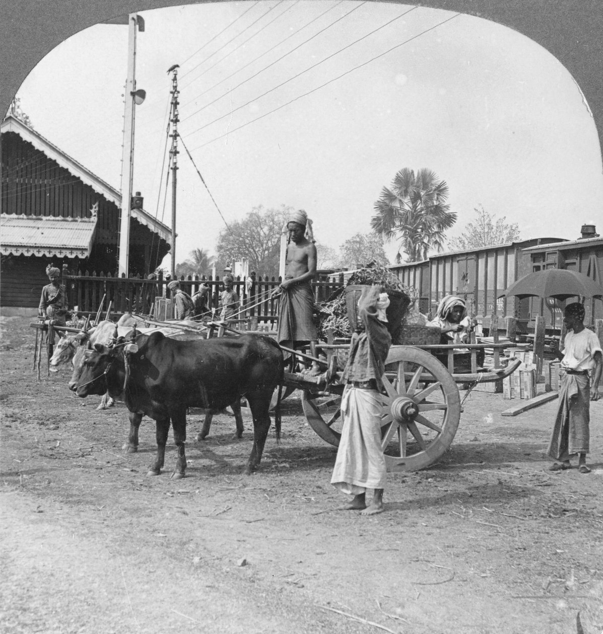 Typisk jernbanestasjon, Katha, Burma, 1908 av Stereo Travel Co