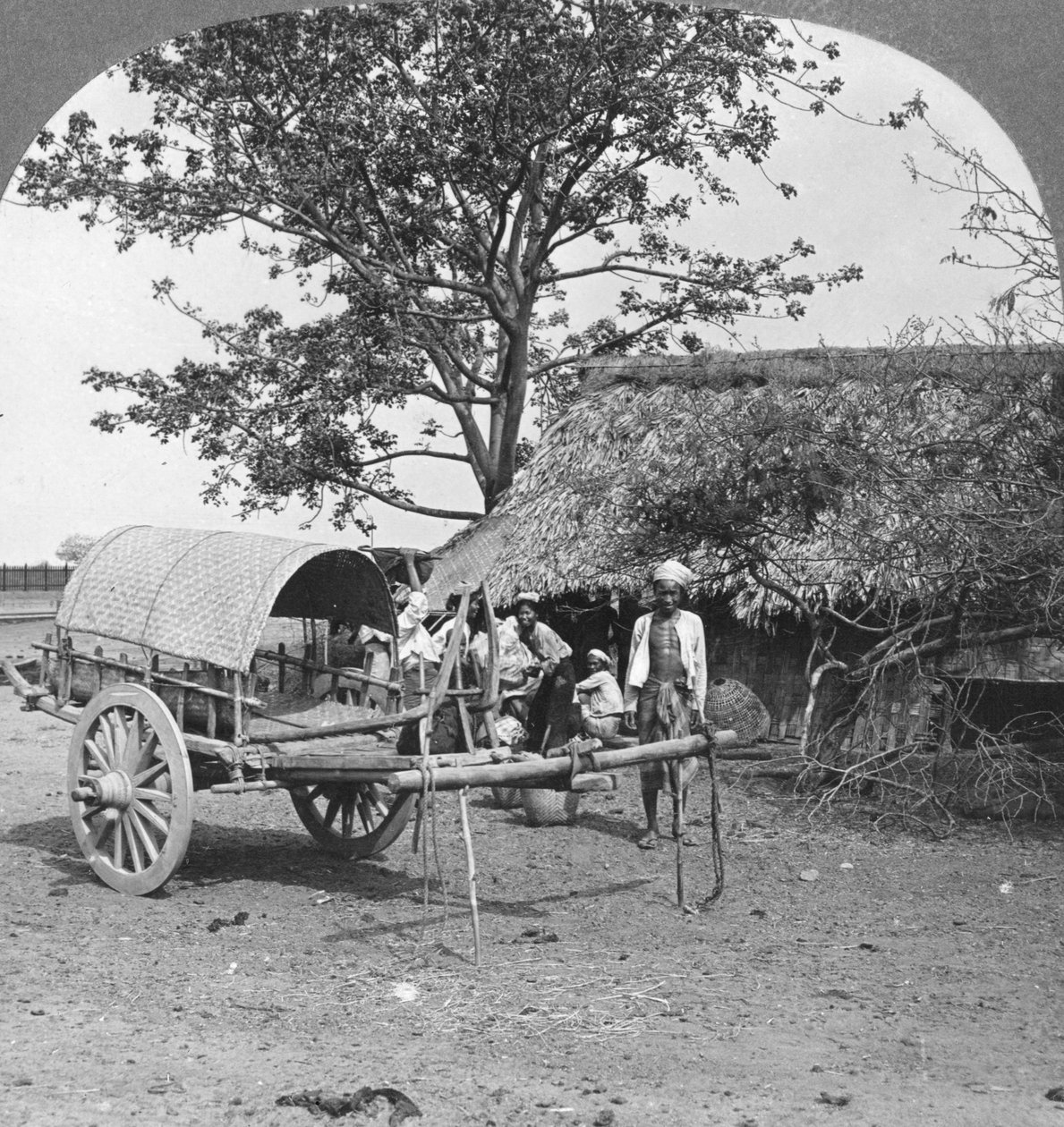 Landsbyhus bygget av bambus og blader, Burma, 1908. av Stereo Travel Co