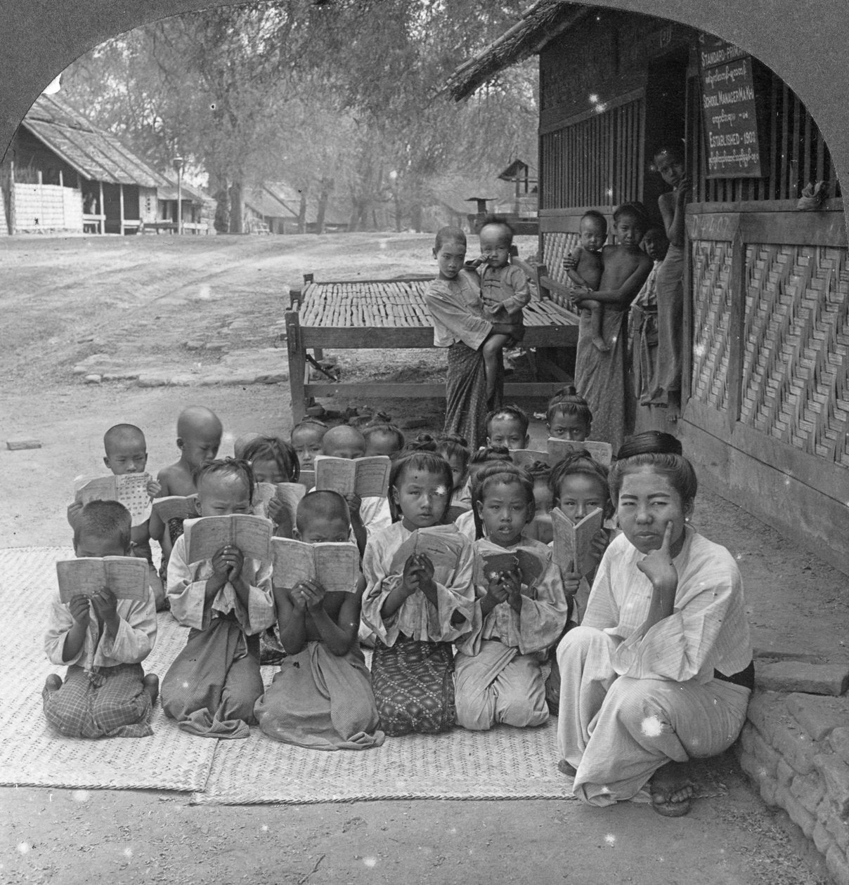 Landsbyskole og lærer, Amarapura, Burma, 1908 av Stereo Travel Co