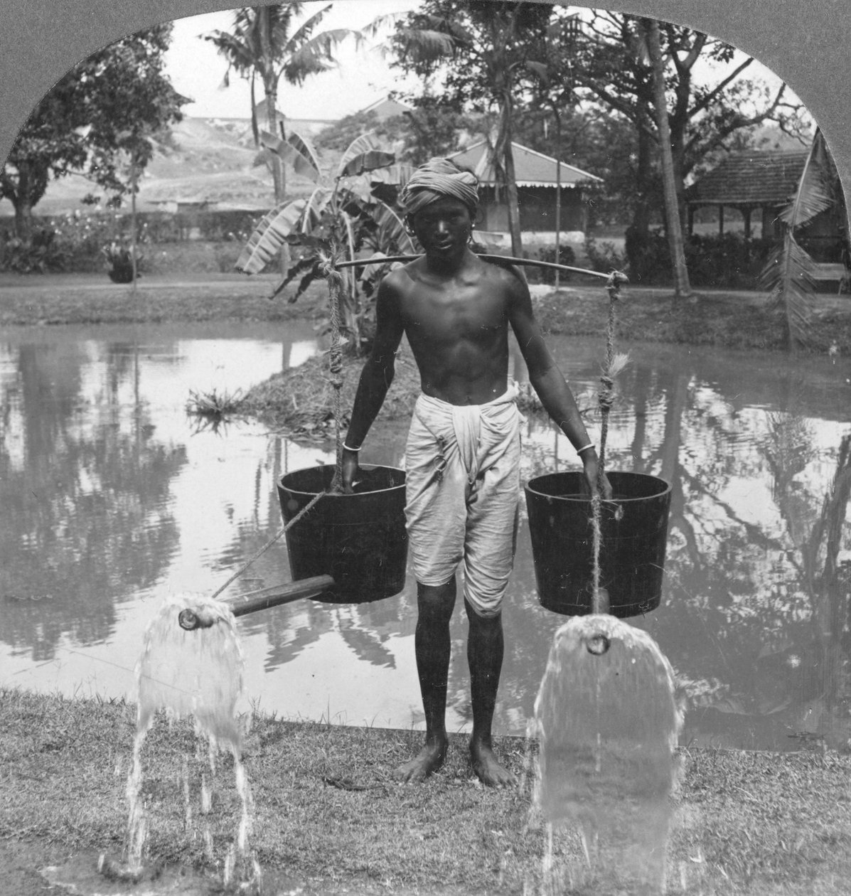 Vannkanner brukt til gatesprinkling, Burma, 1908 av Stereo Travel Co