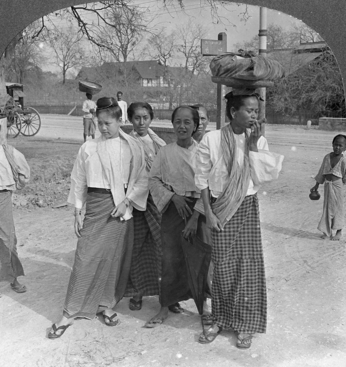 Kvinne og tjenere på vei til et marked, Mandalay, Burma, 1908 av Stereo Travel Co