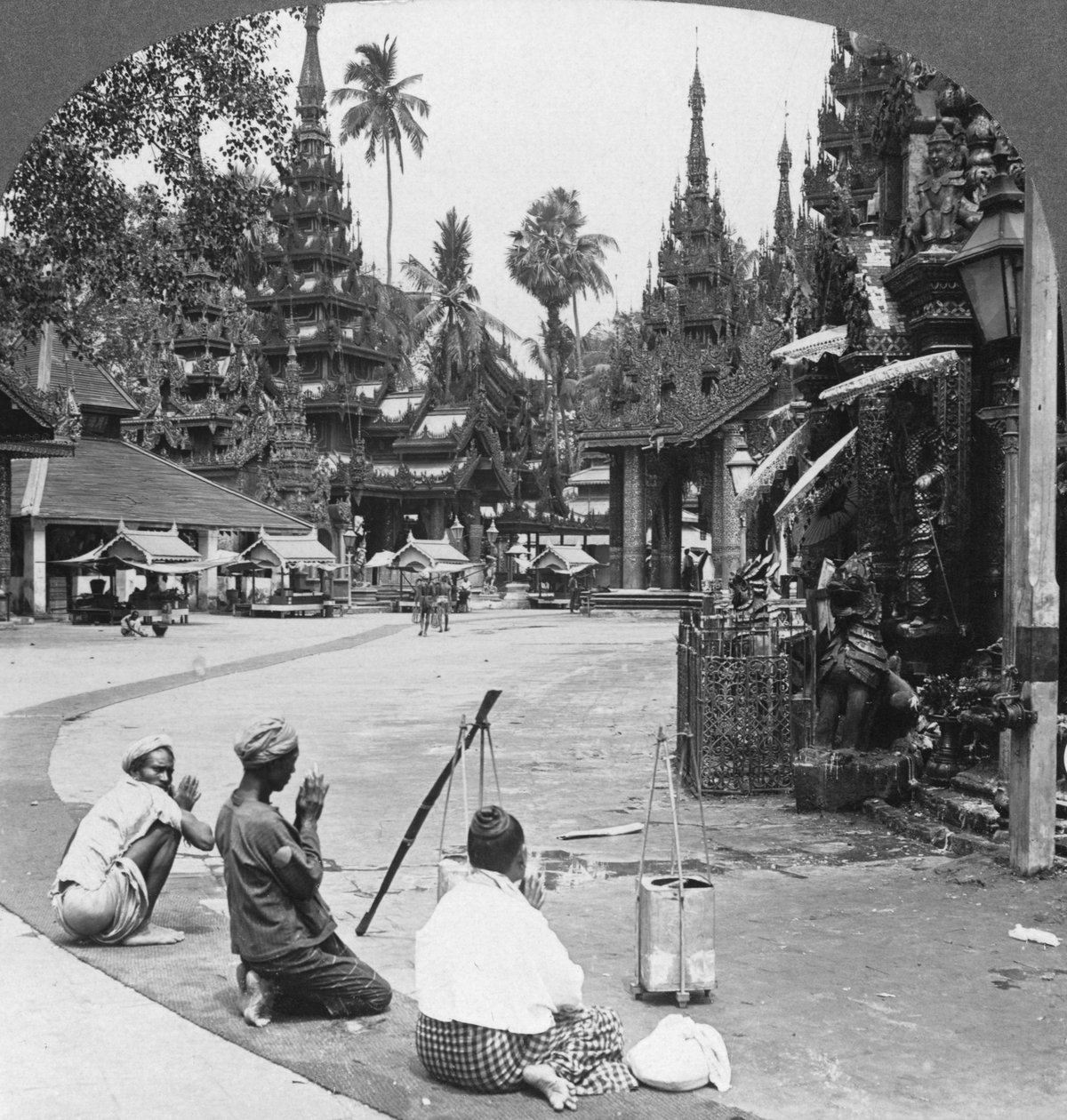 Tilbedelse foran et idol, Shwedagon Pagoda, Rangoon, Burma, 1908 av Stereo Travel Co