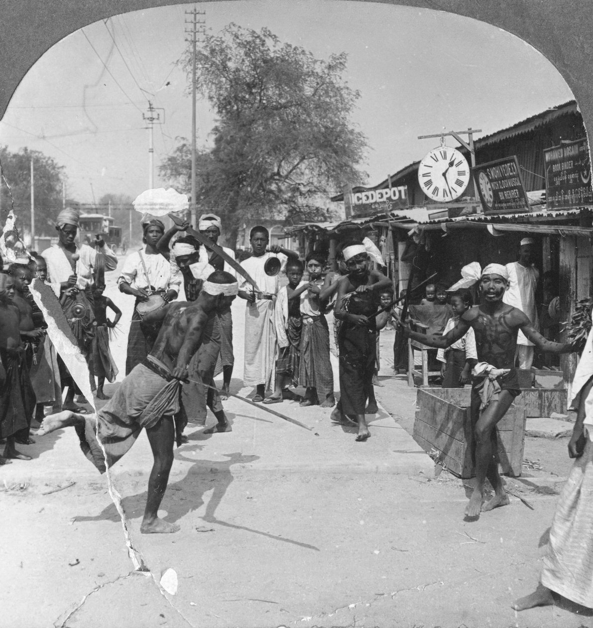 Unge menn fremfører en sverddans, Burma, 1908 av Stereo Travel Co