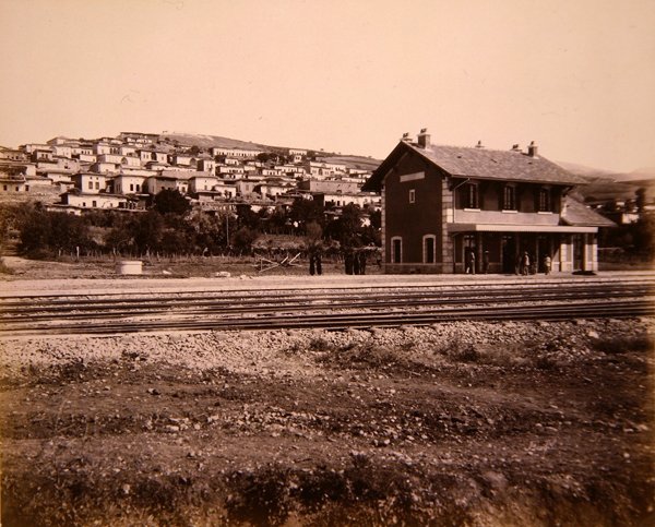 Stasjonshus og landsbyen Mallakah på jernbanelinjen Beirut til Damaskus (bilde) av Studio Bonfils