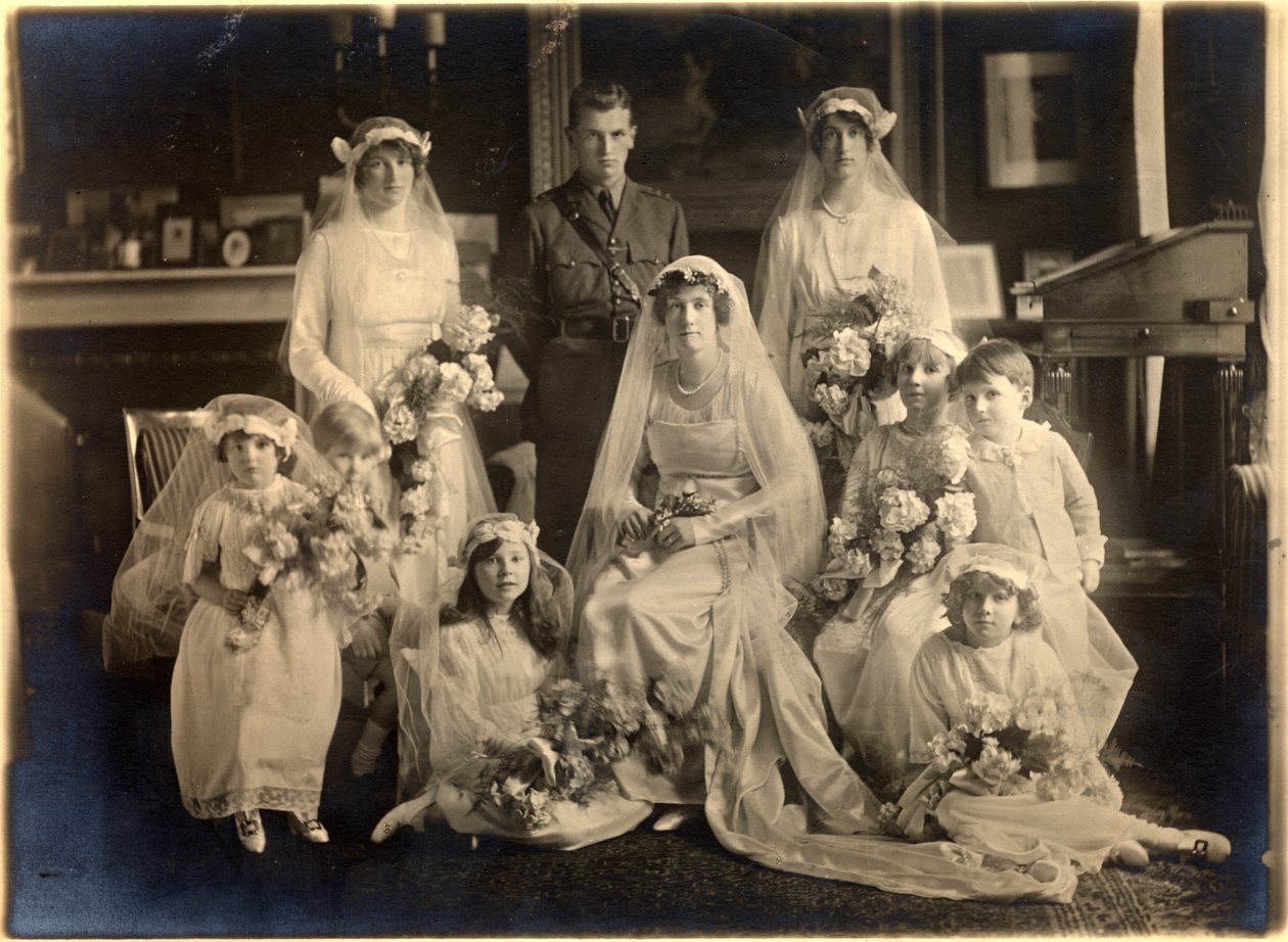 Gruppebryllupsportrett av Lady Blanche Cavendish og oberst Ivan Murray Guards Chapel, Lansdowne House, 21. april 1919 (s/hvitt-bilde) av Studio Lafayette