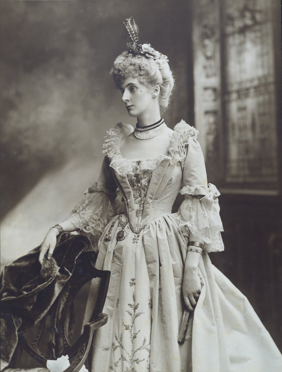 Lady Evelyn Cavendish, senere hertuginne av Devonshire, som dame ved hoffet til keiserinne Maria Theresa, hertuginnen av Devonshires diamantjubileumsball i Devonshire House av Studio Lafayette