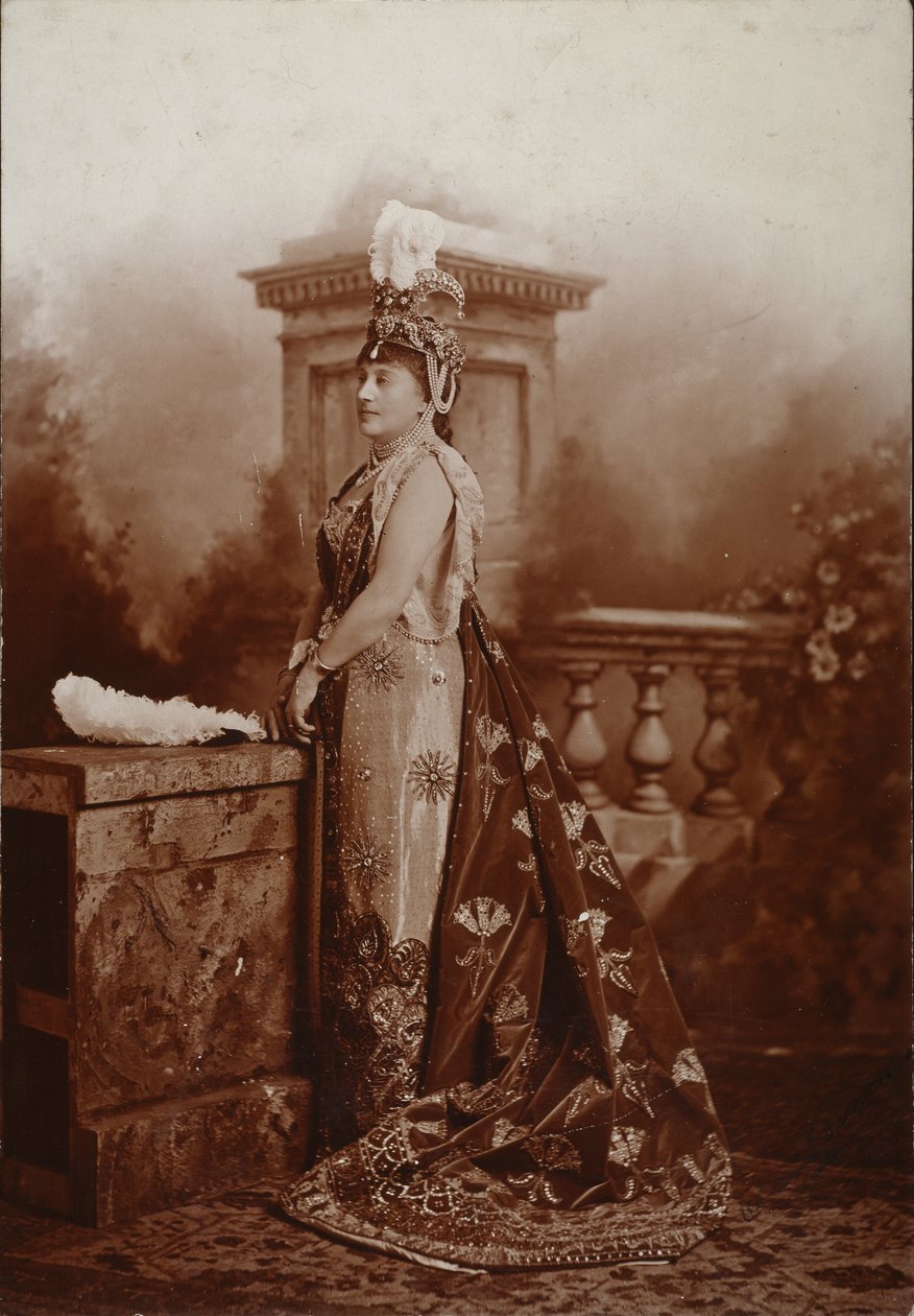 Louise, hertuginne av Devonshire, som Zenobia, dronning av Palmyra, hertuginnen av Devonshires diamantjubileumsball i Devonshire House av Studio Lafayette
