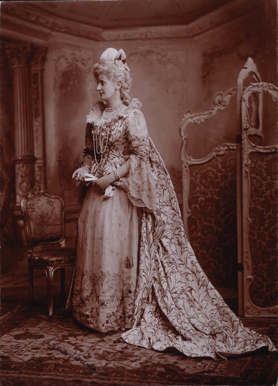 Maud, marsjoninne av Lansdowne, som Lady Keith, kone til den britiske ambassadøren til keiserinne Maria Theresas domstol, hertuginnen av Devonshires diamantjubileumsball i Devonshire House av Studio Lafayette