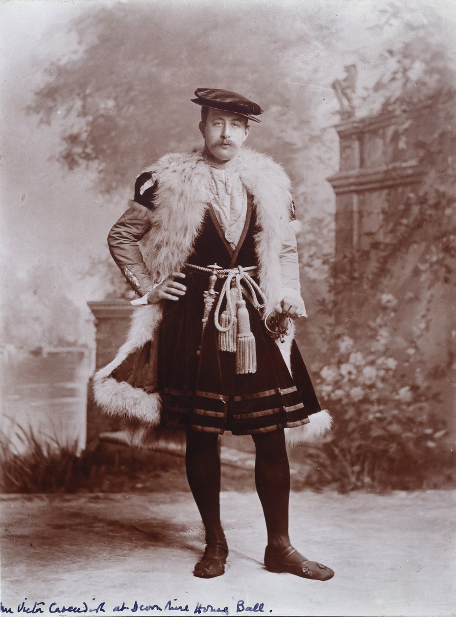 Mr Victor Cavendish, senere 9. hertug av Devonshire, som ambassadør, etter Holbein-portrettet av Jean de Dinteville, hertuginnen av Devonshires diamantjubileumsball i Devonshire House av Studio Lafayette
