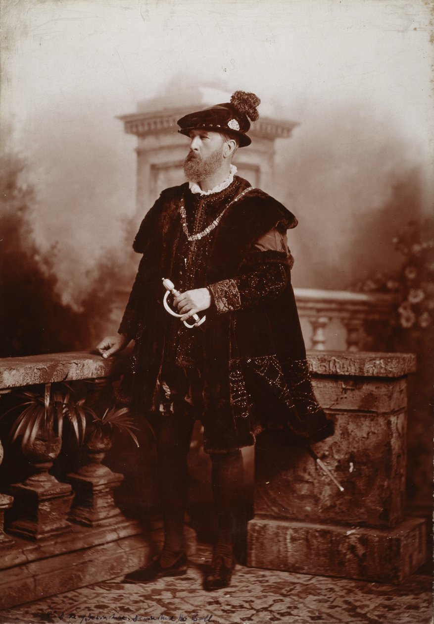 Spencer Compton Cavendish, 8. hertug av Devonshire, som keiser Charles V, hertuginnen av Devonshires diamantjubileumsball i Devonshire House av Studio Lafayette