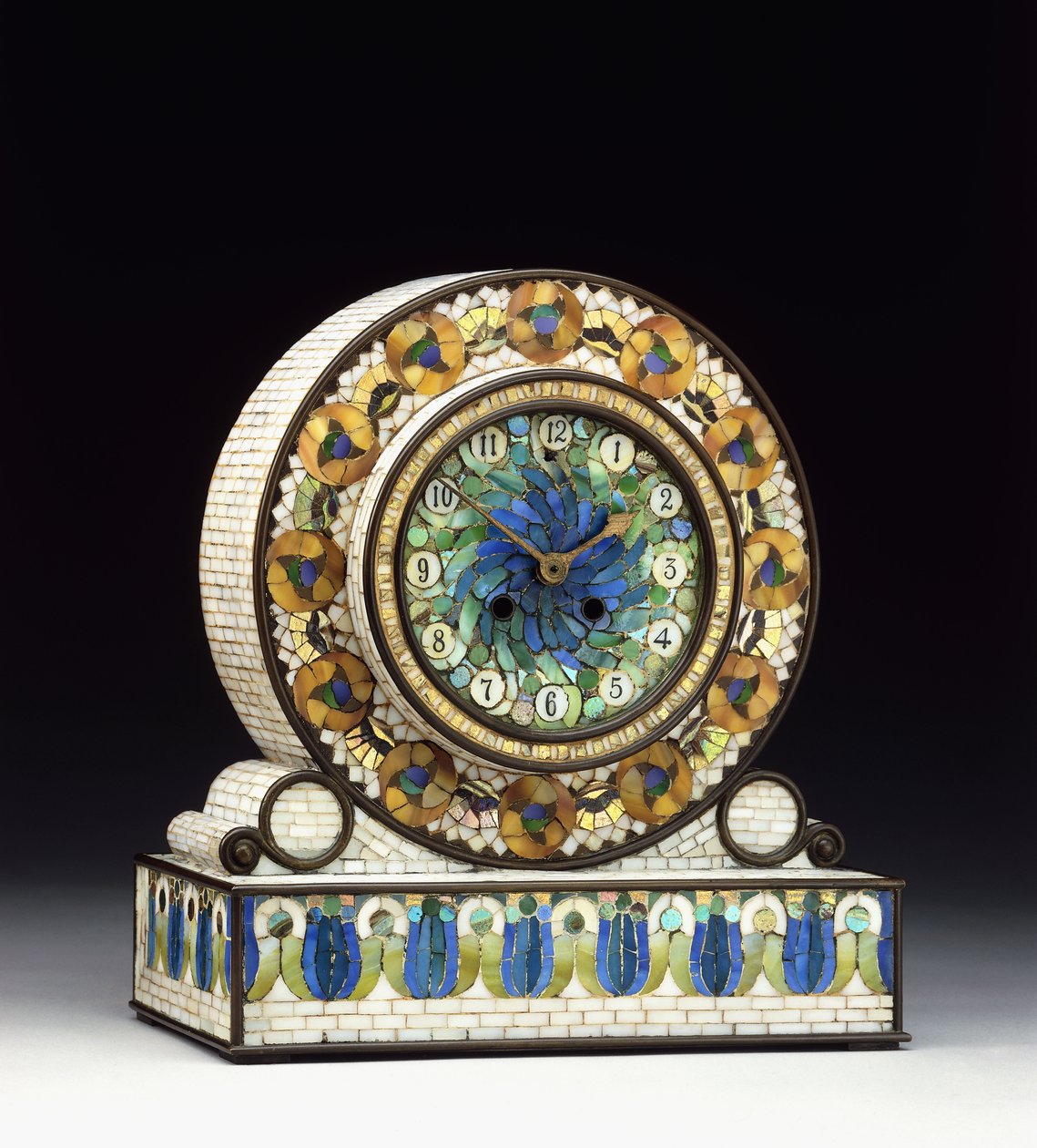 En bronsemontert mosaikk Favrile glass mantelklokke, 1900-tallet (bronse, mosaikk, Favrile glass) av Studios Tiffany