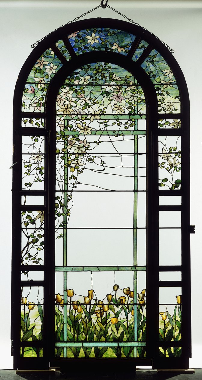 Et spaltevindu av blyglass som viser klematisranker, tidlig på 1900-tallet (blyglass) av Studios Tiffany