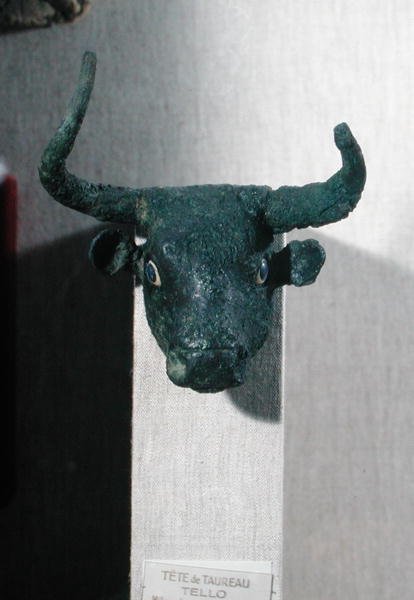 Hodet til en okse, med kongelig sumerisk inskripsjon, feste for et møbel eller for en harpe, fra Telloh (gamle Girsu) tidlig dynastiske periode, ca. 2500-2400 f.Kr. (kobber) (se også 65105) av Sumerian