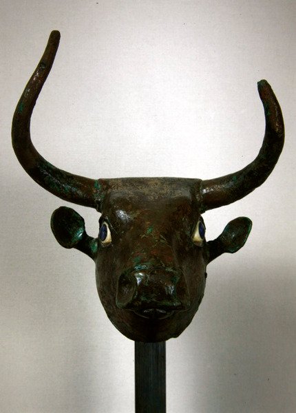 Hodet til en okse, med kongelig sumerisk inskripsjon, feste for et møbel eller for en harpe, etter restaurering, fra Telloh (gamle Girsu) tidlig dynastiske periode, ca. 2500-2400 f.Kr. (kobber, skall og lapi) av Sumerian