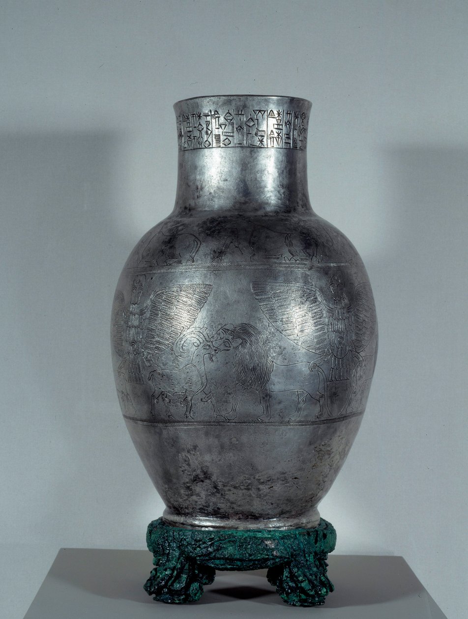 Mesopotamia: Entemena-vase i gravsølv med motiver og kileskrift (nevø og andre etterfølger av Eannatum). Sommertid (2900-2200 f.Kr.). 2400 f.Kr. Søn 0,35x0,18 m Paris, musee du Louvre av Sumerian Mesopotamian School