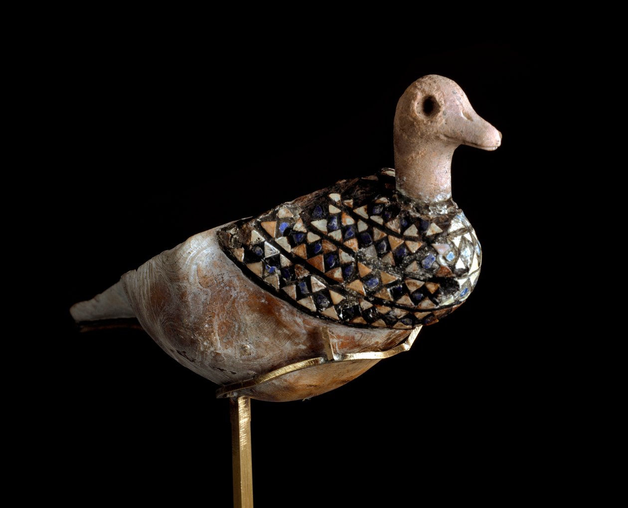 Nedre Mesopotamia, Irak, sumerisk kunst: andeformet lampe laget med et skall innlagt med lapis lazuli, rød kalkstein og perlemor. 3000 f.Kr. Sol. l. 21 cm Bagdad, National Iraq Museum av Sumerian Sumerian