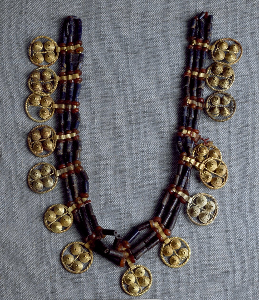 Sumerisk kunst: halskjede med gullanheng og lapis lazuli-perler brukt til bryllupet. Fra de kongelige gravene på stedet Ur. 2600-2500 f.Kr. Dim. 41 cm National Iraq Museum Bagdad av Sumerian Sumerian