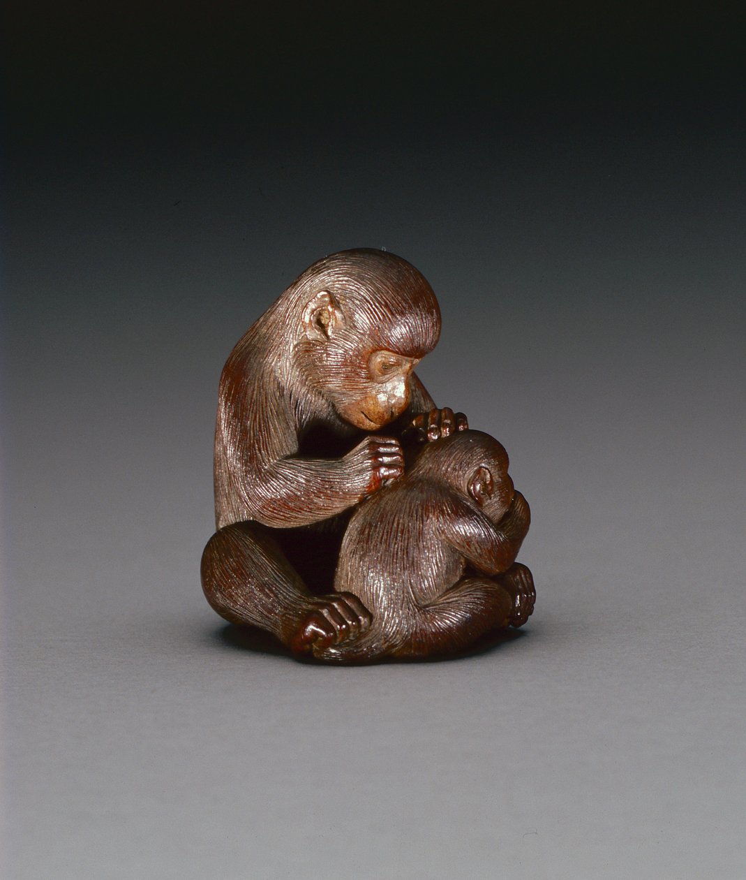 Netsuke som skildrer en apemor og hennes sønn, ca. 1880-1900 (tre) (for omvendt se 208393) av Suzuki Tokuku