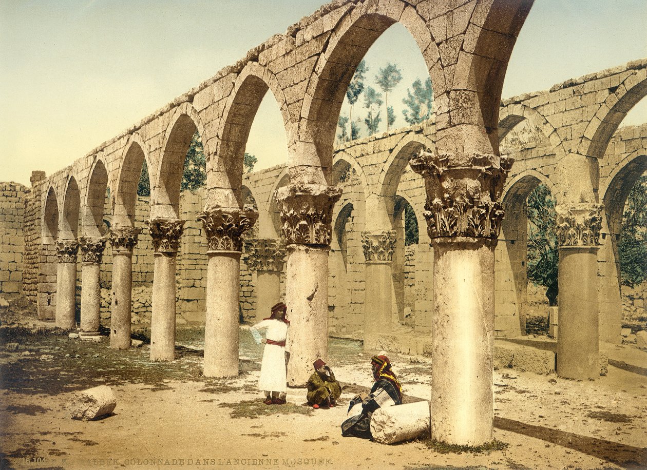 Gammel moske, Baalbek, ca. 1880-1900 (fotokrom) av Swiss Photographer